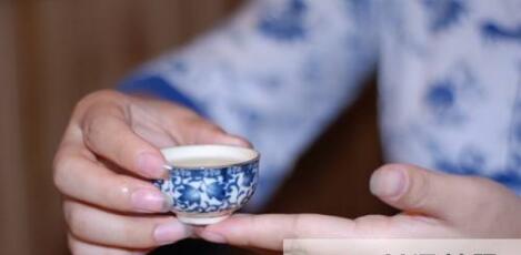 女士喝茶的手勢(shì)，女人正確喝茶手勢(shì)姿勢(shì)圖