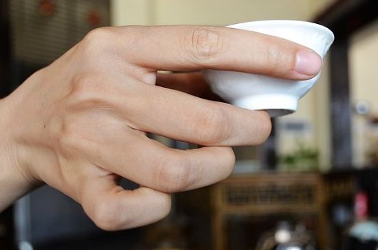女士喝茶的手勢(shì)，女人正確喝茶手勢(shì)姿勢(shì)圖