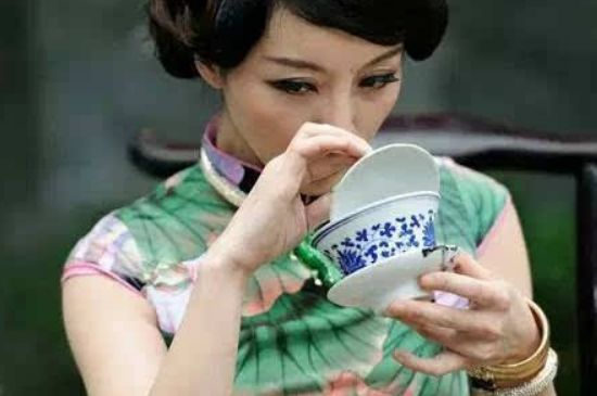 女士喝茶優(yōu)雅姿勢(shì)，女士正確喝茶姿勢(shì)禮儀