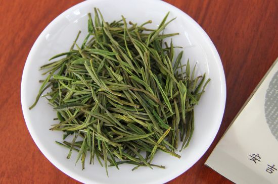 安吉白茶冷藏好還是冷凍好？這個(gè)需要根據(jù)存放時(shí)間來(lái)選擇