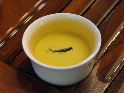 如何通過(guò)茶湯辨別好茶，<a href=http://m.junsn.com/fenlei/ target=_blank class=infotextkey>六大茶類</a>茶湯顏色標(biāo)準(zhǔn)
