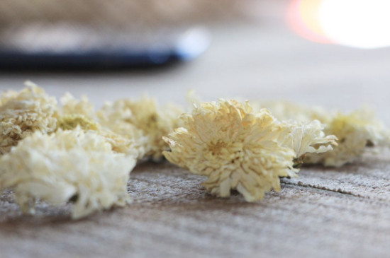 菊花茶買(mǎi)小朵還是大朵，泡茶用的小菊花和大菊花哪個(gè)好