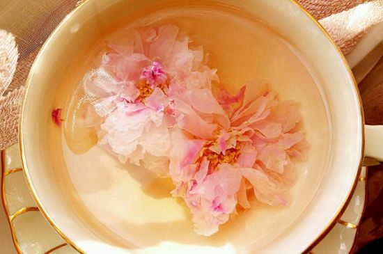 玫瑰花茶的功效與作用，堅(jiān)持喝一個(gè)月玫瑰花茶會(huì)怎樣？