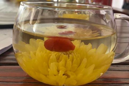 晚上可以喝菊花茶泡水嗎，睡覺(jué)前能不能喝菊花茶？