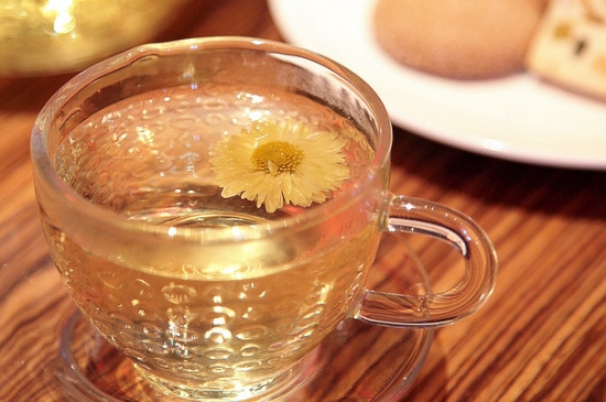 經(jīng)常菊花泡水好嗎，喝菊花茶有什么好處？