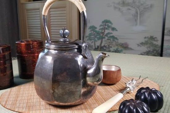 銀壺燒水后水里有黑色的東西，為什么銀壺里有黑點