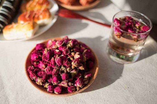 玫瑰花茶的功效與作用，堅(jiān)持喝一個(gè)月玫瑰花茶會(huì)怎樣？