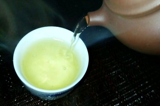 一天什么時(shí)候喝黑茶最好，喝黑茶一天最佳時(shí)間和季節(jié)