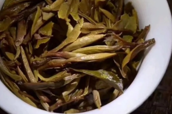 老白茶上火還是去火？夏季喝煮的老白茶會容易上火！