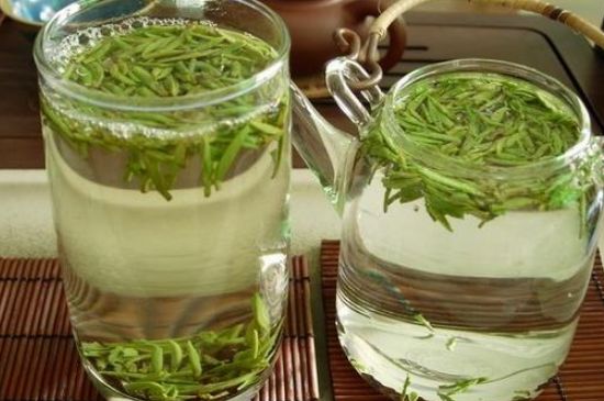 竹葉青和雀舌哪個(gè)貴，竹葉<a href=http://m.junsn.com/fenlei/wulongcha/ target=_blank class=infotextkey>青茶</a>貴嗎？