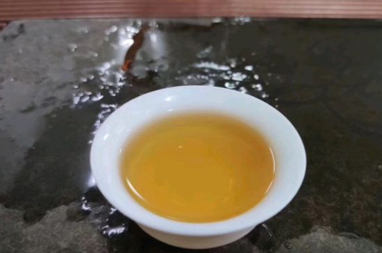 新舊白茶怎么區(qū)分，怎么分辨白茶是新還是舊