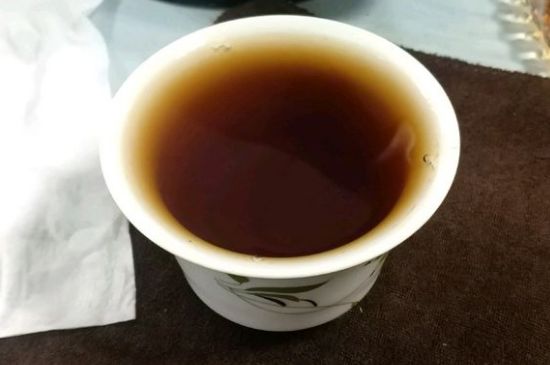 女人喝紅茶好還是喝普洱茶好，普洱茶和紅茶哪個(gè)適合女人喝