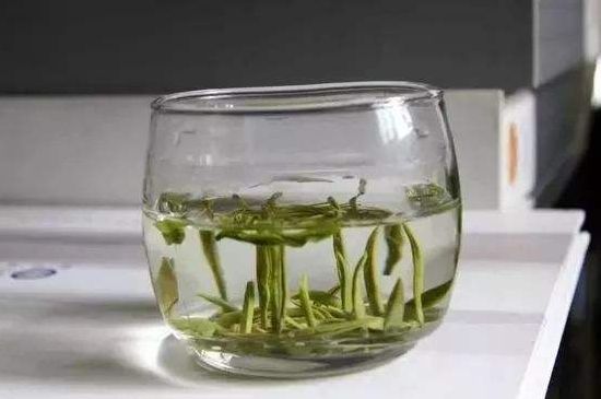 綠茶加重濕氣？濕氣體質寒的人能喝綠茶嗎