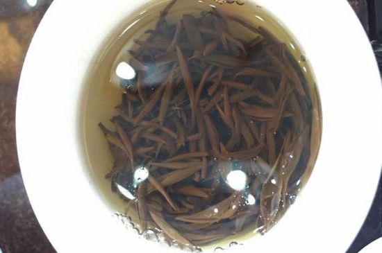女人喝金駿眉的好處和壞處，女性喝金駿眉可減肥養(yǎng)顏