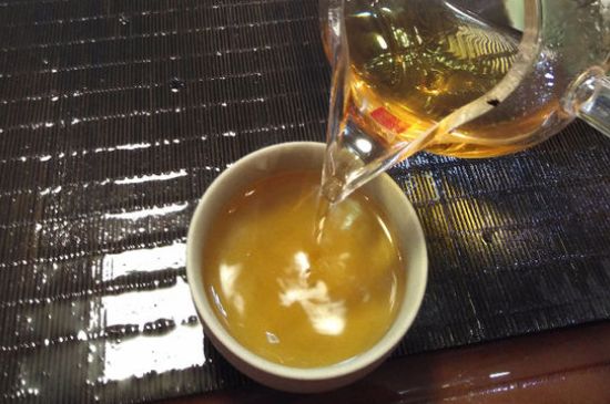 女人喝金駿眉的好處和壞處，女性喝金駿眉可減肥養(yǎng)顏