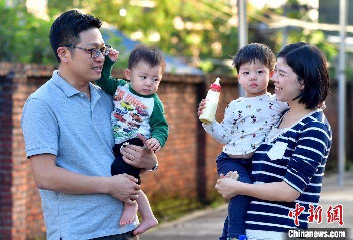 在長(zhǎng)汀這十年，張?jiān)酪彩斋@了愛情。2015年，他與客家妹子董仁花組成了溫暖的小家庭，如今已經(jīng)有了兩個(gè)可愛的寶寶。　張斌 攝